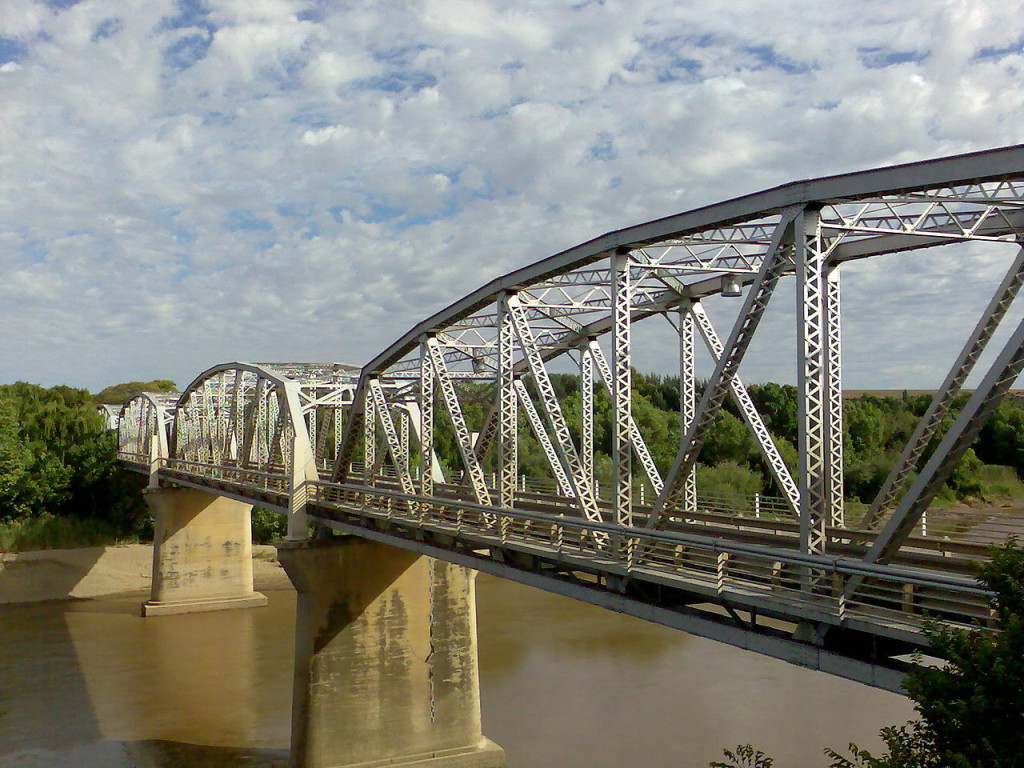 https://en.wikipedia.org/wiki/Truss_bridge#mediaviewer/File:General_Hertzog_Bridge_over_Orange_River_at_Aliwal_North.jpg