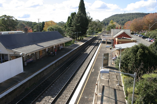 Northbound view at Bowral Station; Mt Gibraltar can be seen in the distance. Image: Grahamec (Wikipedia)