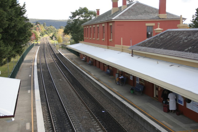 Southbound view from Mittagong Station. Image: Grahamec (Wikimedia)